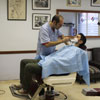Manolo Ureña afeitando